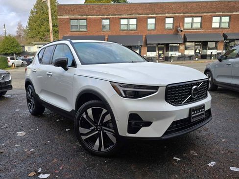 Certified 2024 Volvo XC40 B5 Ultimate w/ Climate Package image 2