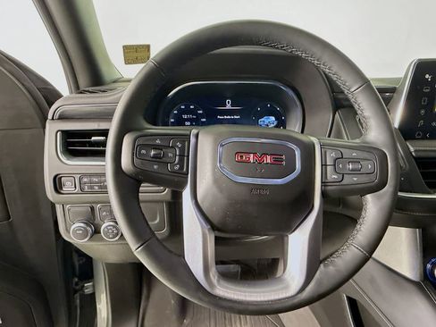 Used 2024 GMC Yukon SLT w/ SLT Luxury Package image 12