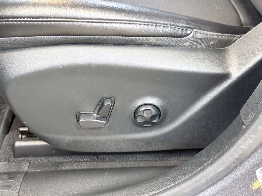 Used 2019 Jeep Cherokee Latitude Plus w/ Comfort/Convenience Group FWD image 13