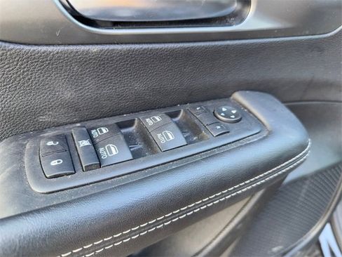 Used 2025 Chrysler Pacifica Select image 8