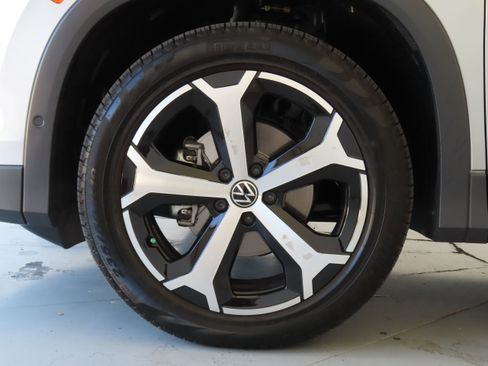 New 2025 Volkswagen Tiguan SE image 28