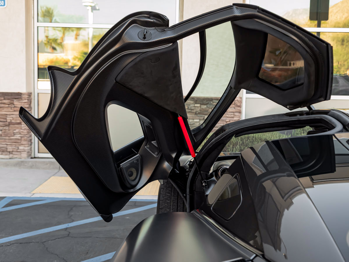 Used 2019 McLaren Senna RWD image 18