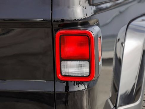 Used 2023 Jeep Gladiator Sport AWD/4WD image 10