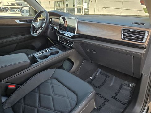 Used 2025 Volkswagen Atlas SE image 28