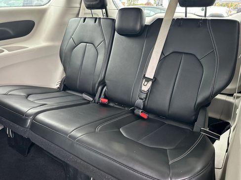 Used 2024 Chrysler Pacifica Select image 15