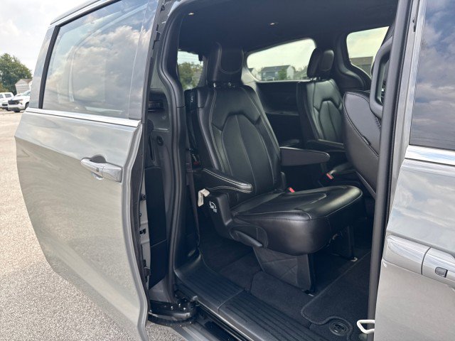 Used 2025 Chrysler Pacifica Select FWD image 27