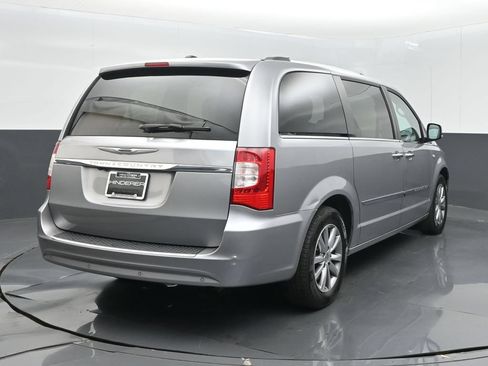 Used 2014 Chrysler Town & Country Touring-L FWD image 7