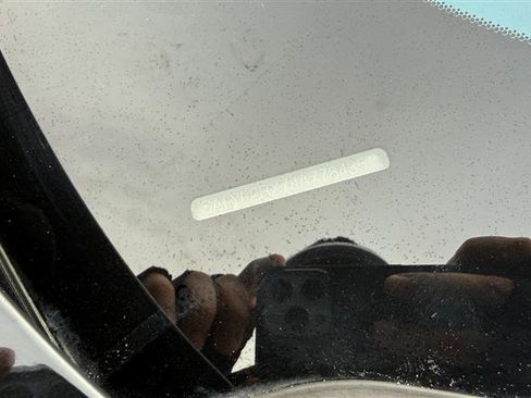 Used 2018 Land Rover Range Rover Velar R-Dynamic SE image 3