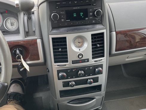 Used 2010 Chrysler Town & Country Touring w/ Trailer Tow Group image 32