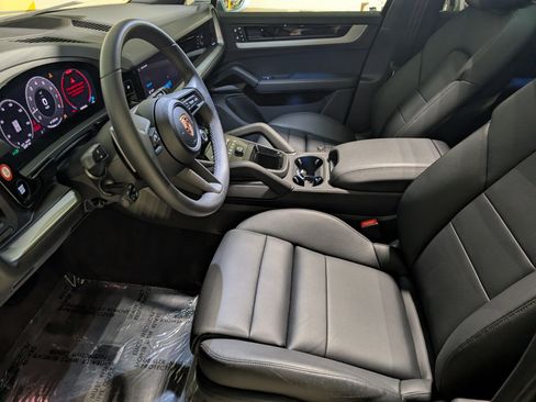 Certified 2025 Porsche Cayenne AWD/4WD image 5