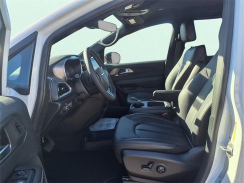 New 2025 Chrysler Pacifica Select image 15