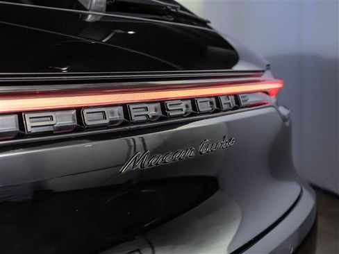 Used 2021 Porsche Macan Turbo AWD/4WD image 33