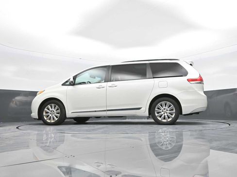 Used 2011 Toyota Sienna Limited image 38