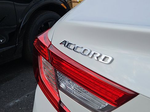 Used 2018 Honda Accord EX-L image 10