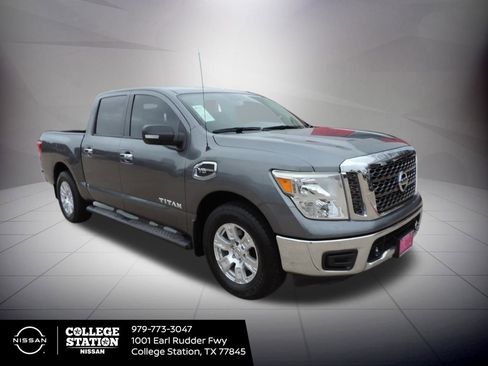 Used 2017 Nissan Titan SV image 3
