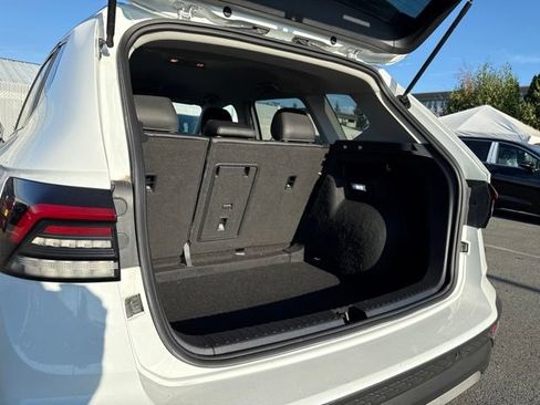 Used 2025 Volkswagen Taos SE FWD image 14