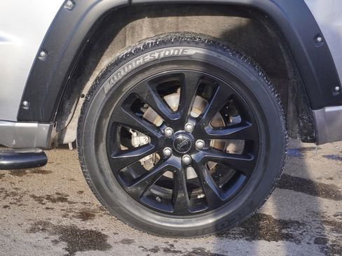 Used 2017 Jeep Grand Cherokee Altitude image 11