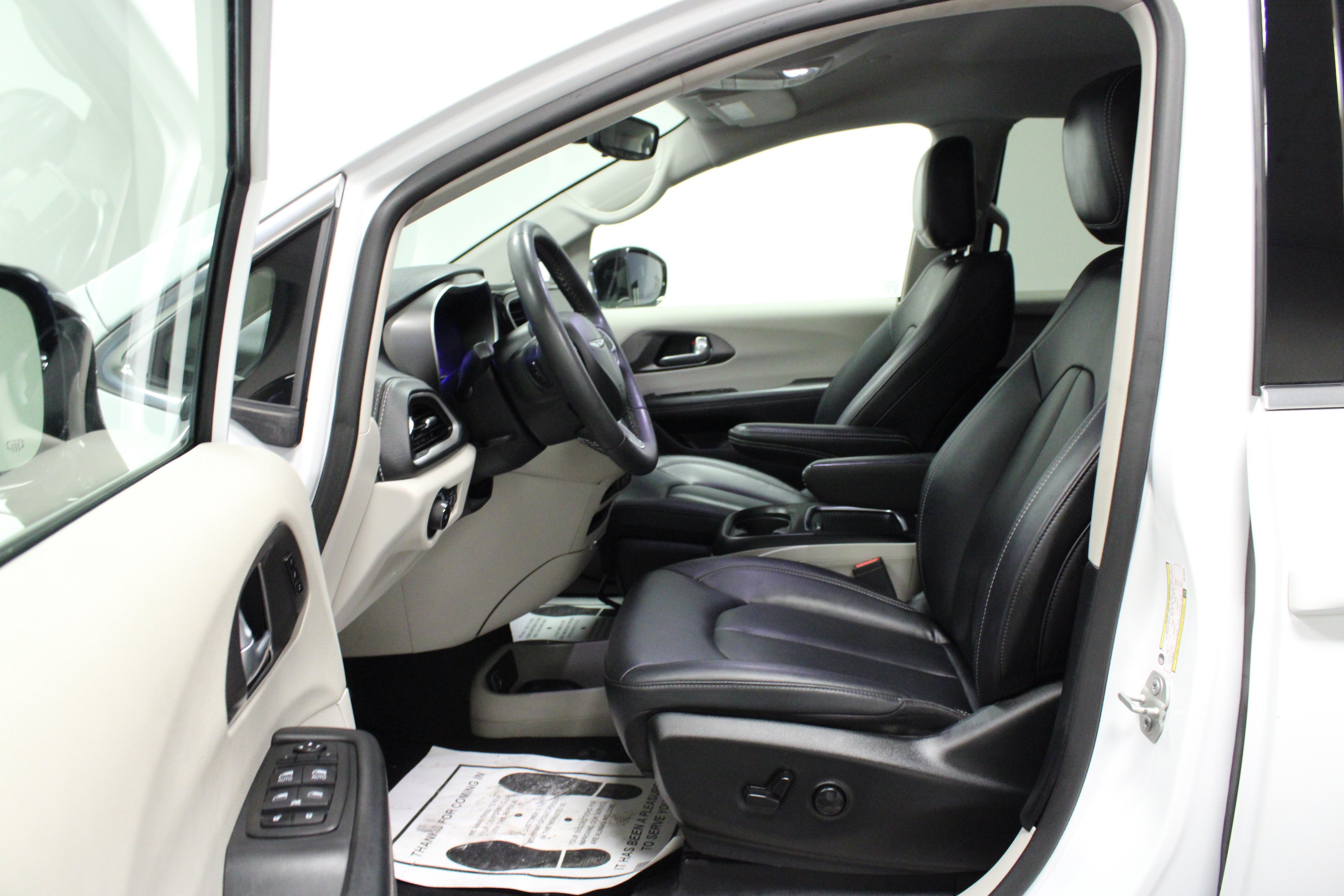 Used 2024 Chrysler Pacifica Limited FWD image 12