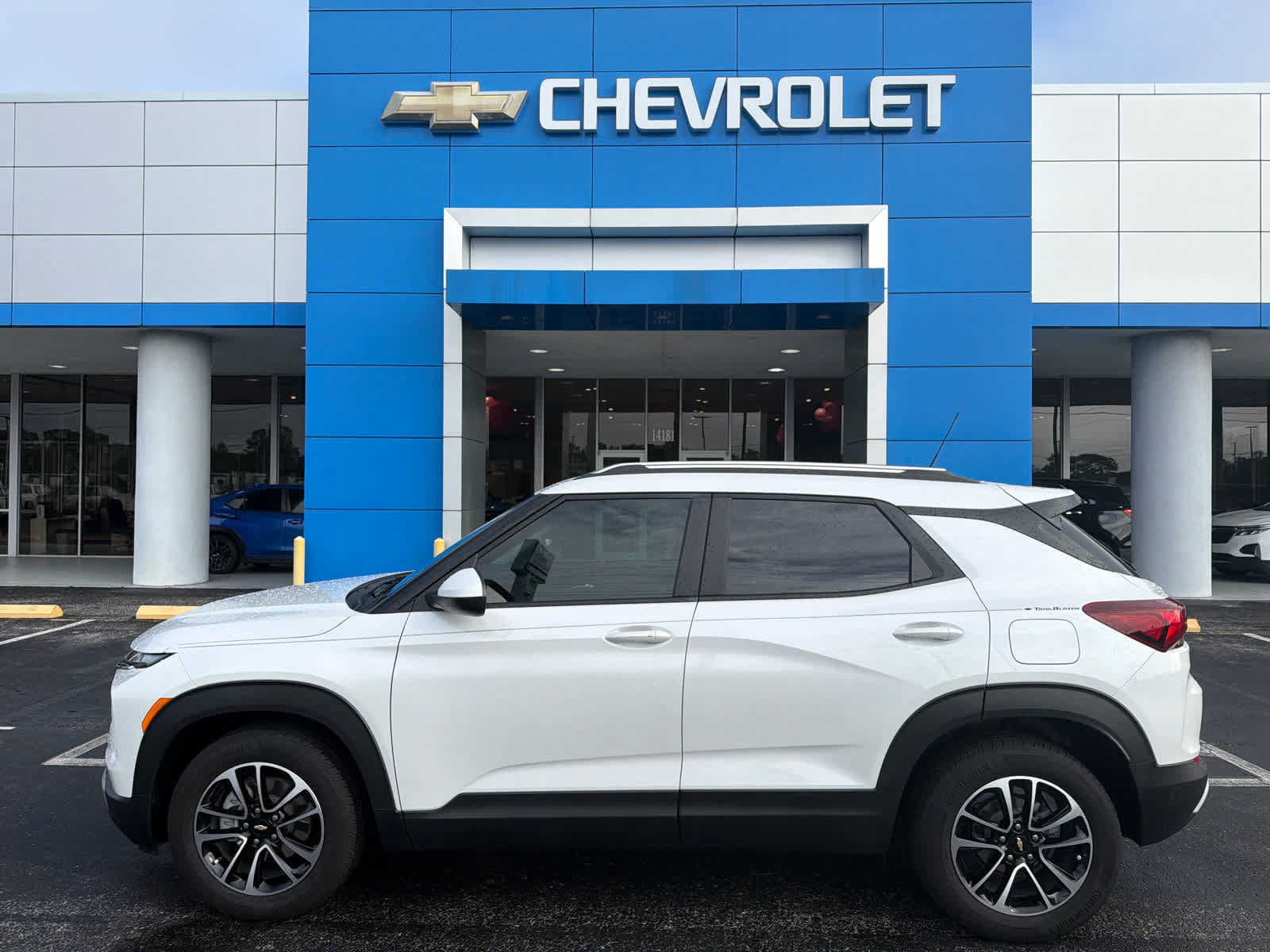 Used 2024 Chevrolet TrailBlazer LT w/ Driver Confidence Package FWD image 2