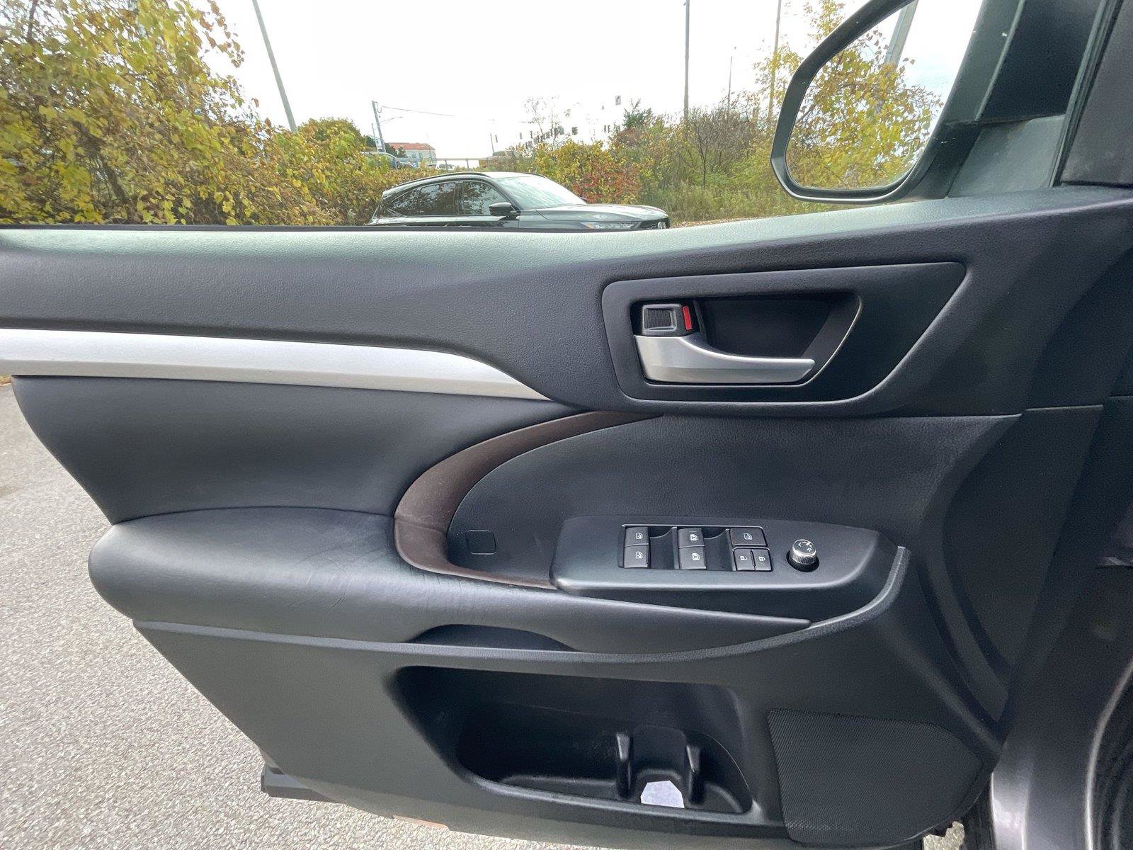 Used 2019 Toyota Highlander XLE AWD/4WD image 12
