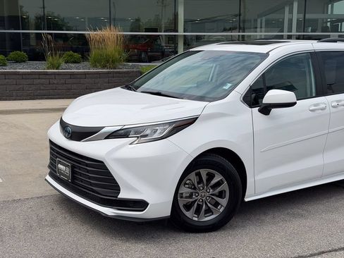 Used 2023 Toyota Sienna LE w/ LE Plus Package FWD image 2