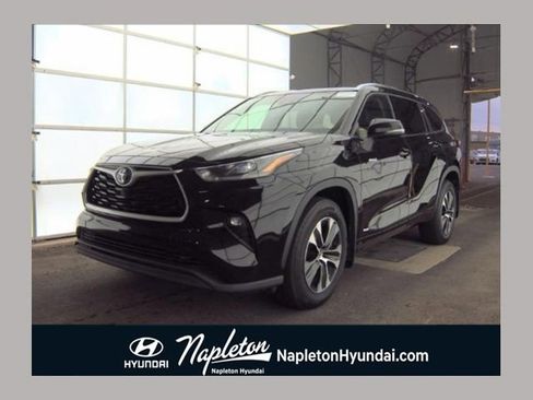 Used 2021 Toyota Highlander XLE image 1