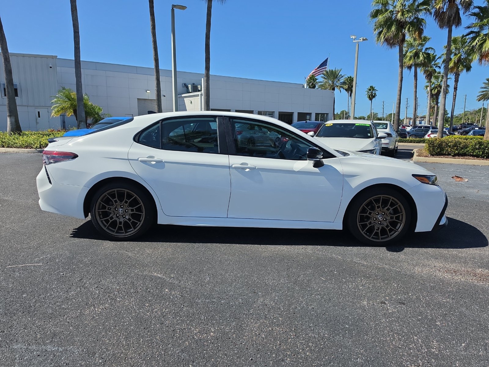 Used 2023 Toyota Camry SE w/ Convenience Package FWD image 2