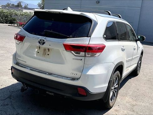 Used 2019 Toyota Highlander XLE AWD/4WD image 4