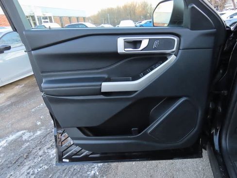 Used 2022 Ford Explorer XLT image 16