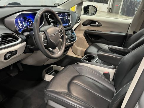 Used 2024 Chrysler Pacifica Touring-L image 9