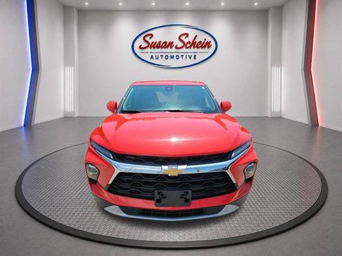 Used 2025 Chevrolet Blazer LT AWD/4WD image 2