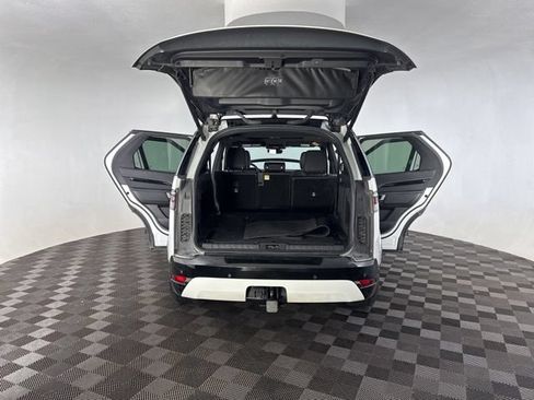 Used 2023 Land Rover Discovery S R-Dynamic AWD/4WD image 15