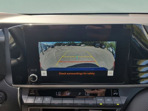 Used 2025 Toyota Camry SE image 32