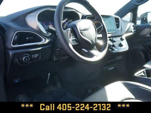 Used 2025 Chrysler Pacifica Select FWD image 15