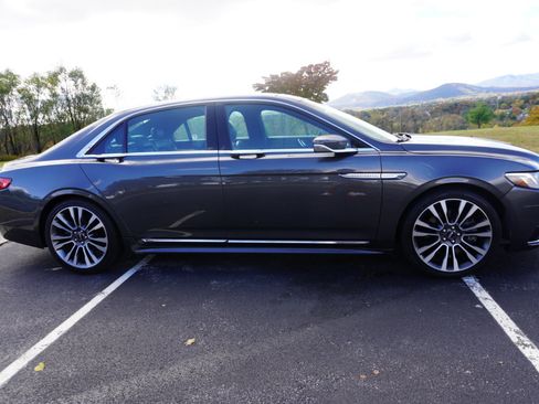 Used 2017 Lincoln Continental Select image 15