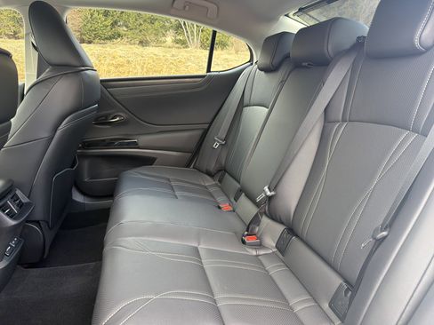 Used 2025 Lexus ES 300h w/ Technology Package image 12