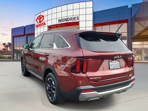 Used 2025 Kia Sorento S image 3