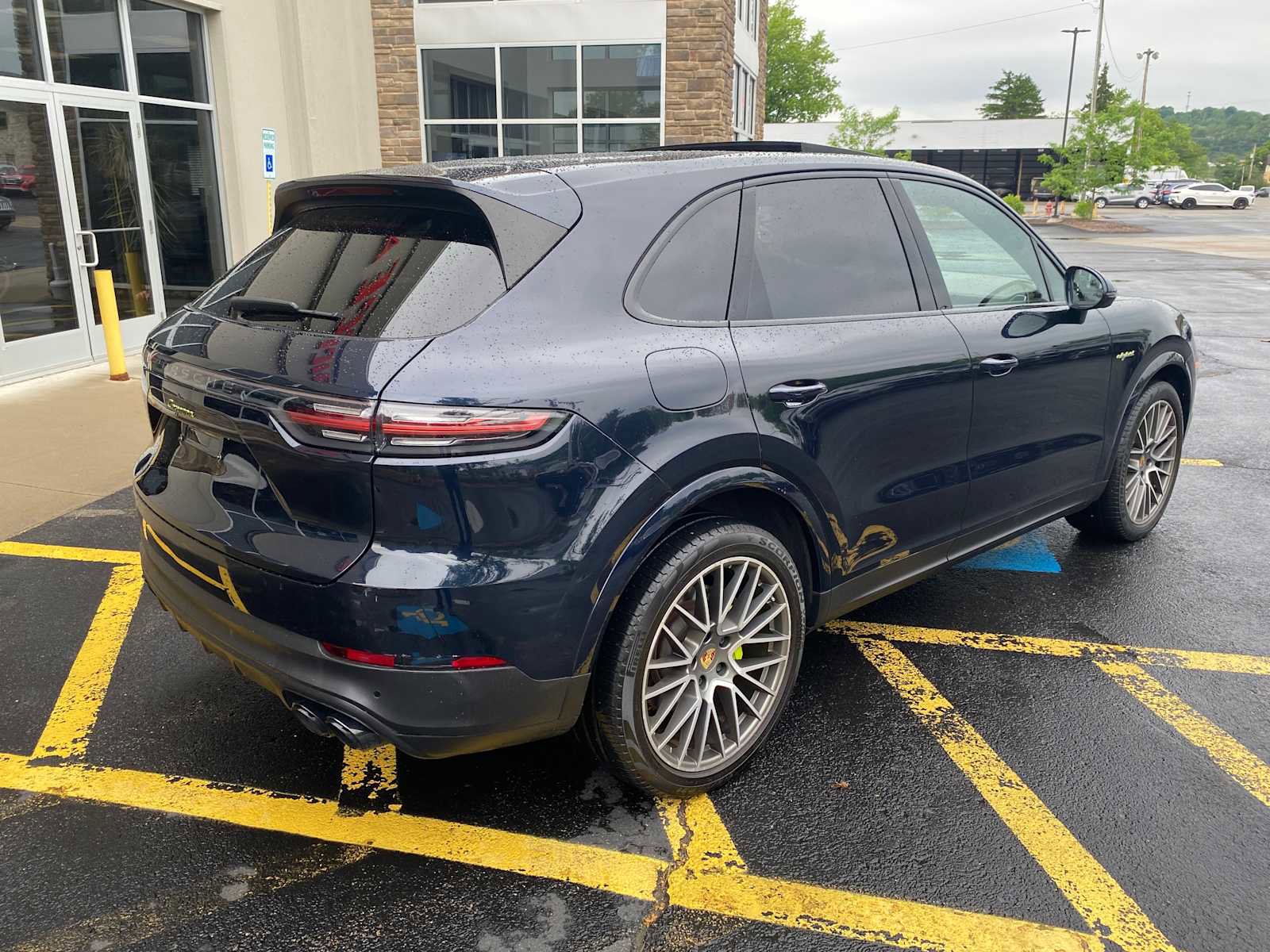 Used 2023 Porsche Cayenne Platinum Edition AWD/4WD image 4