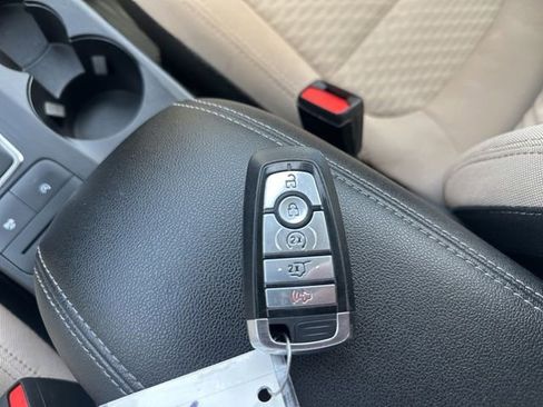 Used 2022 Ford Escape SE w/ SE Sport Appearance Package image 31