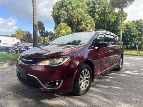 Used 2019 Chrysler Pacifica Touring-L FWD image 2