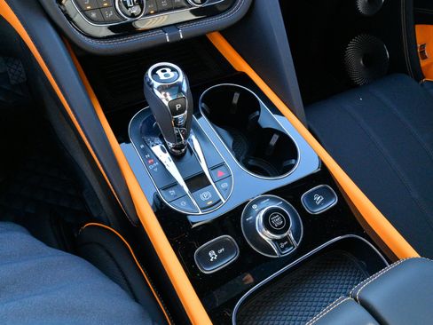 Used 2025 Bentley Bentayga image 30