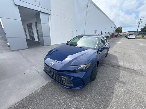 Used 2025 Toyota Camry XLE FWD image 8