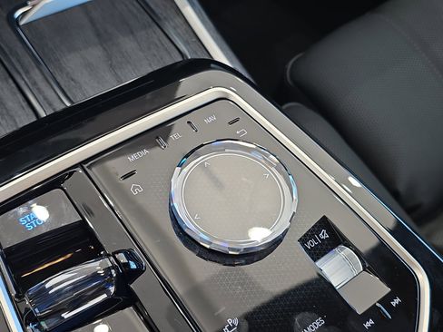 New 2025 BMW i7 M70 w/ Executive Package image 28