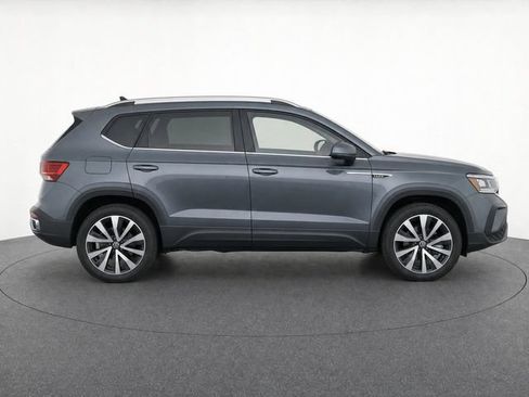 Used 2024 Volkswagen Taos SE FWD image 2