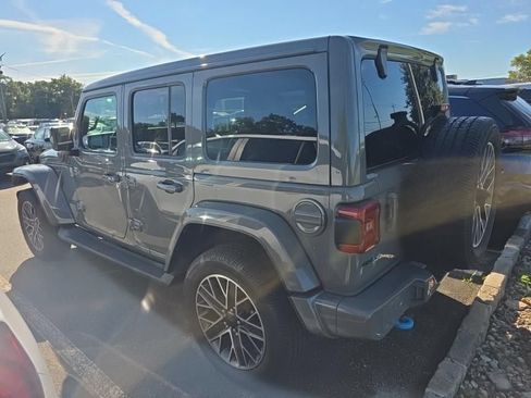 Used 2022 Jeep Wrangler Unlimited Sahara AWD/4WD image 5