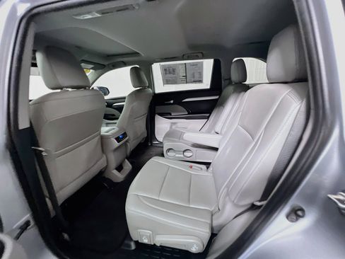 Used 2019 Toyota Highlander XLE FWD image 28