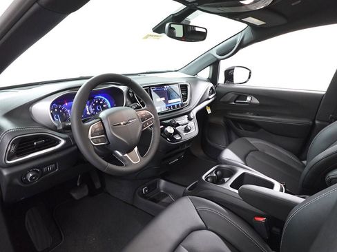 New 2026 Chrysler Pacifica Select image 13