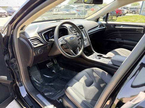 Used 2018 Ford Fusion Titanium FWD image 2