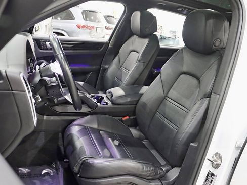 Used 2022 Porsche Cayenne Platinum Edition image 28