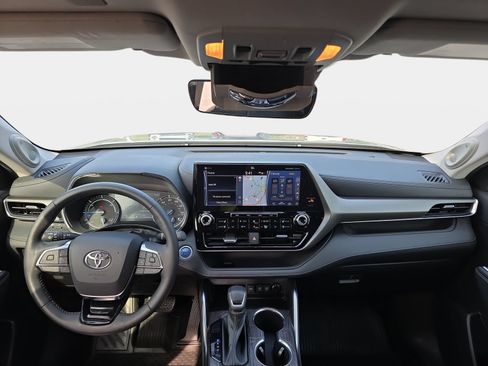 Used 2021 Toyota Highlander Limited FWD image 9